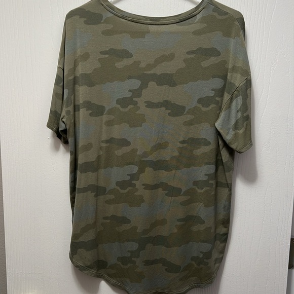 Women’s American Eagle Soft & Sexy Over-size Camo T-shirt Size Small - Picture 2 of 3